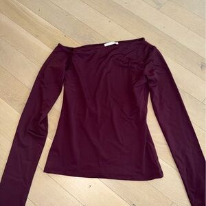 Zara Long Sleeve Off the Shoulder Top in Burgundy Size Medium - Never Worn